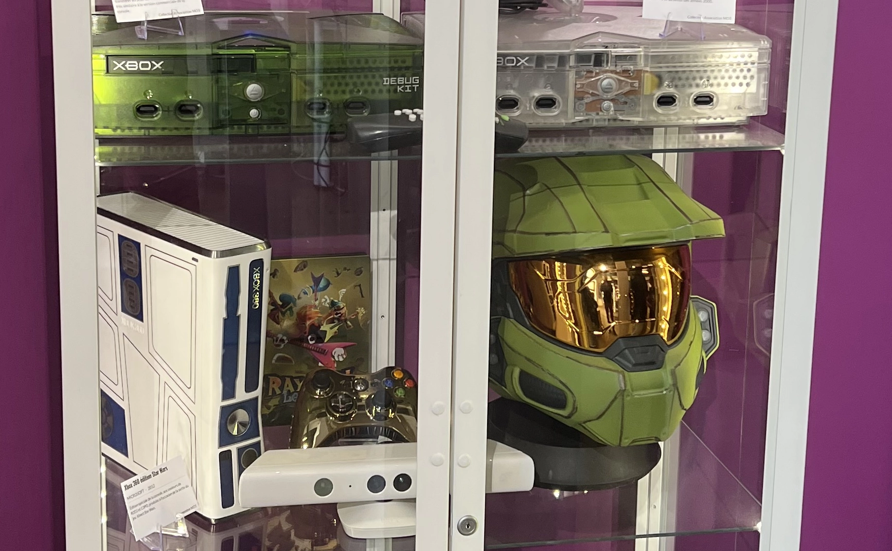 Une collection de consoles et d'accessoires de jeux vidéo